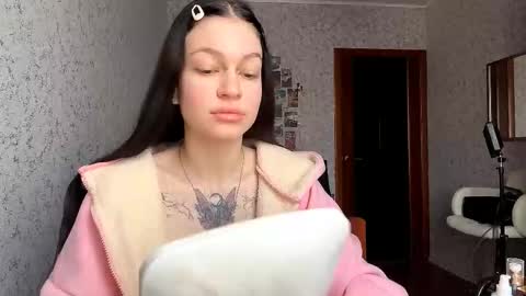 Snapshot of viviennebuiles chatting on October 12, 10:08 am Alexa online show from October 12, 10:08 am