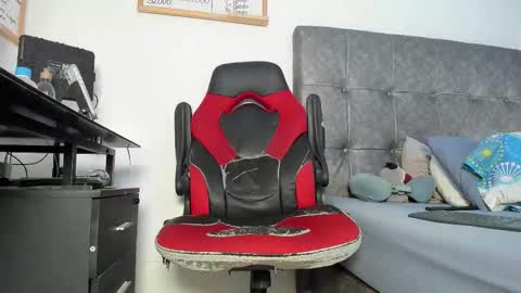 vyxen_ online show from March 16, 8:35 pm