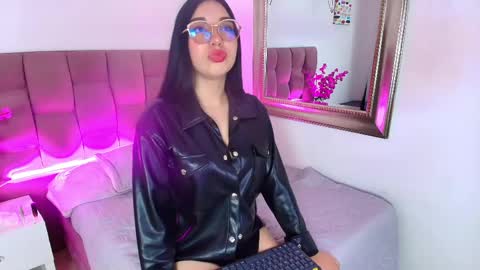 whitehott_ online show from April 18, 8:09 pm