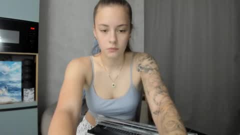 Veronica online show from November 8, 9:07 pm