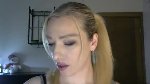 Snapshot of wild_silk_desire chatting on February 28, 8:31 am Alina online show from February 28, 8:31 am