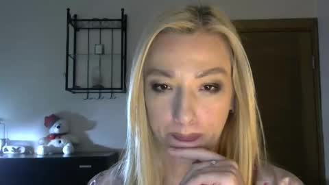 Snapshot of wild_silk_desire chatting on February 9, 2:29 pm Alina online show from February 9, 2:29 pm