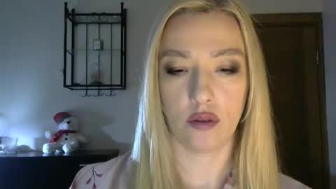 Snapshot of wild_silk_desire chatting on February 17, 8:19 am Alina online show from February 17, 8:19 am