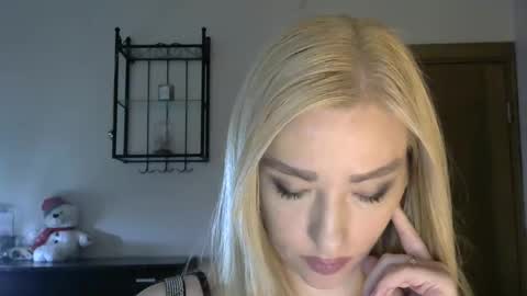Snapshot of wild_silk_desire chatting on March 7, 8:34 am Alina online show from March 7, 8:34 am