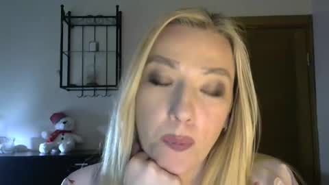 Snapshot of wild_silk_desire chatting on February 17, 2:28 pm Alina online show from February 17, 2:28 pm