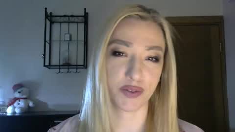 Snapshot of wild_silk_desire chatting on February 27, 8:24 am Alina online show from February 27, 8:24 am