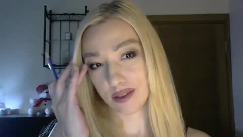 Snapshot of wild_silk_desire chatting on February 16, 8:54 am Alina online show from February 16, 8:54 am