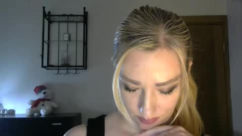 Snapshot of wild_silk_desire chatting on February 21, 12:50 pm Alina online show from February 21, 12:50 pm