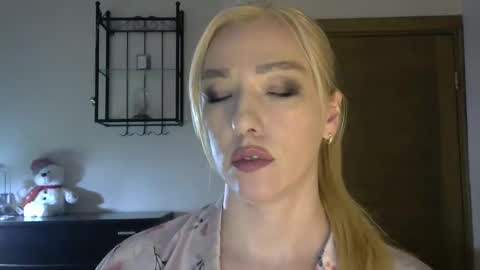 Snapshot of wild_silk_desire chatting on March 8, 2:30 pm Alina online show from March 8, 2:30 pm