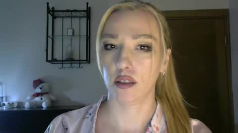 Snapshot of wild_silk_desire chatting on February 8, 2:27 pm Alina online show from February 8, 2:27 pm