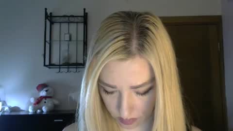 Snapshot of wild_silk_desire chatting on February 19, 8:22 am Alina online show from February 19, 8:22 am