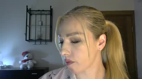 Snapshot of wild_silk_desire chatting on February 15, 11:28 am Alina online show from February 15, 11:28 am