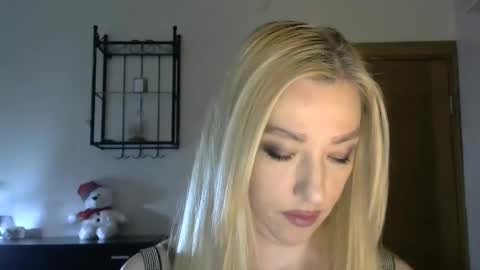 Snapshot of wild_silk_desire chatting on February 14, 8:21 am Alina online show from February 14, 8:21 am