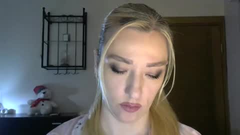 Snapshot of wild_silk_desire chatting on February 22, 8:07 am Alina online show from February 22, 8:07 am