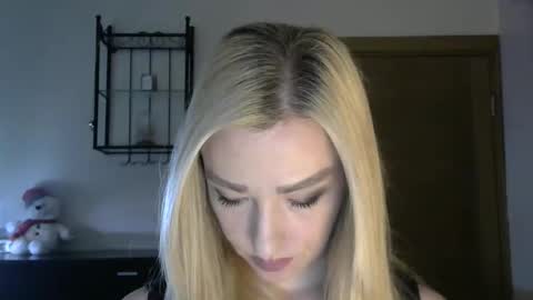 Snapshot of wild_silk_desire chatting on February 26, 8:17 am Alina online show from February 26, 8:17 am