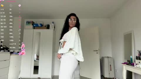 Mia online show from February 28, 3:05 pm