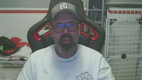 Snapshot of womenizzeer chatting on December 7, 12:57 am Adam online show from December 7, 12:57 am