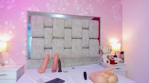 wonderkloe_ online show from March 12, 3:21 am