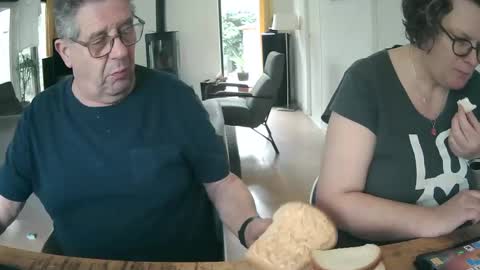 Snapshot of woodwurm chatting on February 24, 12:05 pm woodwurm and Snoeske online show from February 24, 12:05 pm