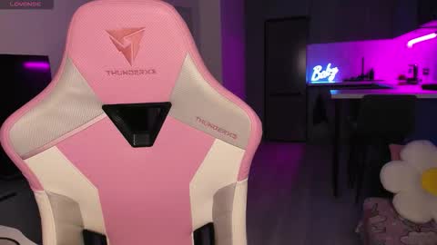 Emi online show from November 3, 8:10 pm