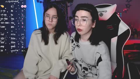 Julia and Amelia online show from January 28, 8:15 pm