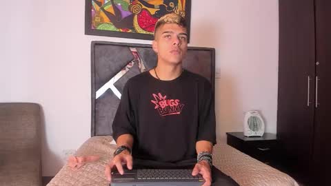 Snapshot of wyatt_2 chatting on October 13, 12:18 pm wyatt online show from October 13, 12:18 pm