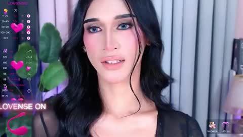 I LOVEE TO TRAVEL AROUND THE WORLD online show from November 10, 1:58 pm