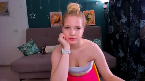 Snapshot of xloe_queen chatting on January 29, 9:23 am Chloe online show from January 29, 9:23 am