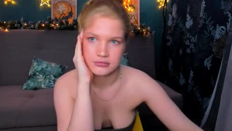 Snapshot of xloe_queen chatting on December 19, 5:08 pm Chloe online show from December 19, 5:08 pm