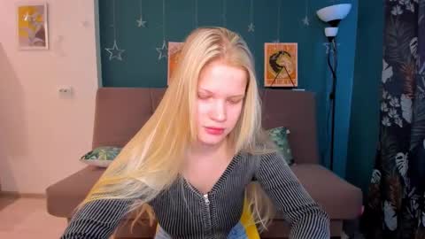 Snapshot of xloe_queen chatting on February 10, 9:25 am Chloe online show from February 10, 9:25 am