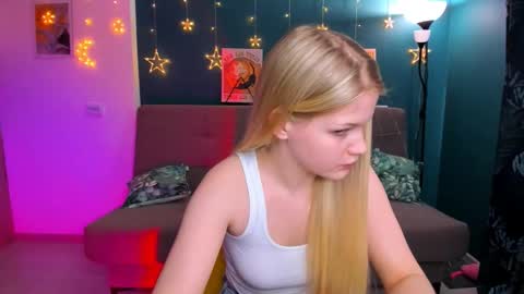 Snapshot of xloe_queen chatting on March 8, 11:27 am Chloe online show from March 8, 11:27 am