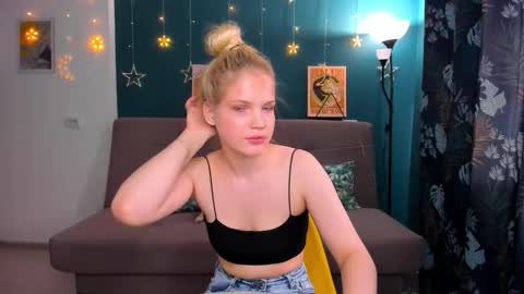 Snapshot of xloe_queen chatting on February 26, 10:05 am Chloe online show from February 26, 10:05 am