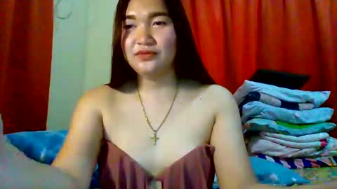 Snapshot of xsweetiemajax chatting on February 16, 2:42 am HI IM PAULINE online show from February 16, 2:42 am