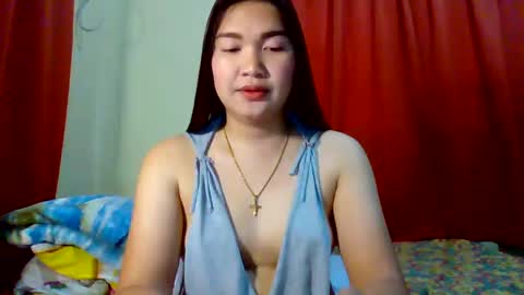 Snapshot of xsweetiemajax chatting on February 8, 1:32 am HI IM PAULINE online show from February 8, 1:32 am