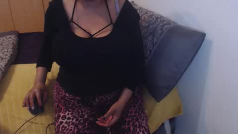 Snapshot of xxxbustybabe27x chatting on September 27, 10:18 pm Ayanda online show from September 27, 10:18 pm