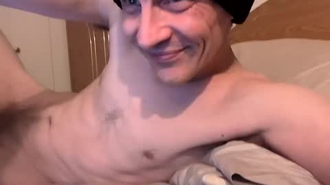 Snapshot of xxxfredmtlxxx chatting on December 7, 4:37 am xxfredmtl18xx online show from December 7, 4:37 am
