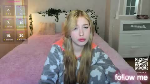 Snapshot of y0ung_lina18 chatting on October 15, 1:12 pm Lina online show from October 15, 1:12 pm