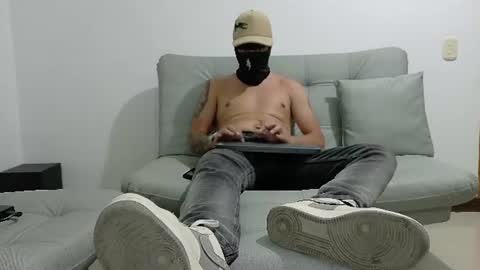 yeisongomezz online show from July 17, 12:01 am