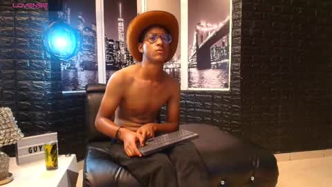Snapshot of yeps_pluss chatting on October 18, 8:35 pm M O R E N O online show from October 18, 8:35 pm