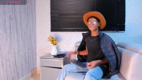 Snapshot of yeps_pluss chatting on October 17, 8:24 pm M O R E N O online show from October 17, 8:24 pm