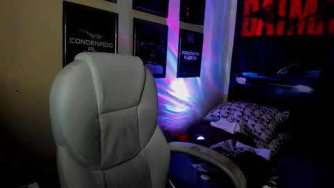 Snapshot of yker18 chatting on October 20, 2:05 am yker online show from October 20, 2:05 am