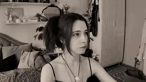 yoka_paradoxxx online show from May 8, 10:21 am
