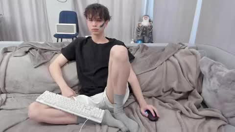 your_shy_guy online show from March 7, 6:24 am