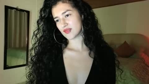 yourdreamgirl2025 online show from May 25, 11:55 pm