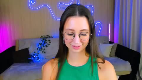 Snapshot of yourlovelystoryy chatting on October 1, 8:08 pm Vetta online show from October 1, 8:08 pm
