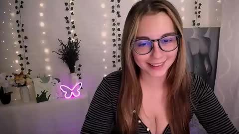 Snapshot of yours_piece_of_happiness_ chatting on September 29, 5:50 am Happy online show from September 29, 5:50 am