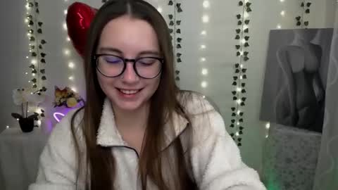 Snapshot of yours_piece_of_happiness_ chatting on February 13, 6:20 am Happy online show from February 13, 6:20 am