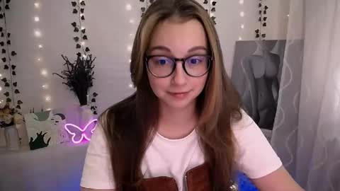 Snapshot of yours_piece_of_happiness_ chatting on September 17, 7:34 am Happy online show from September 17, 7:34 am