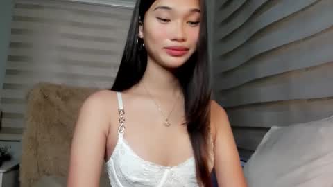 yoursluttyashxx online show from September 21, 4:11 pm