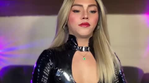 Snapshot of yvonne_guidotti chatting on September 23, 10:27 pm Miss Cali online show from September 23, 10:27 pm